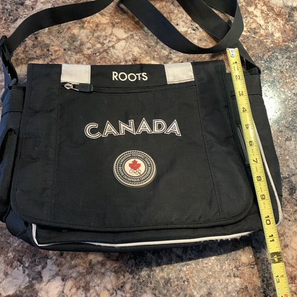 Messenger Roots bag with cross body shoulder strap - Picture 3 of 11